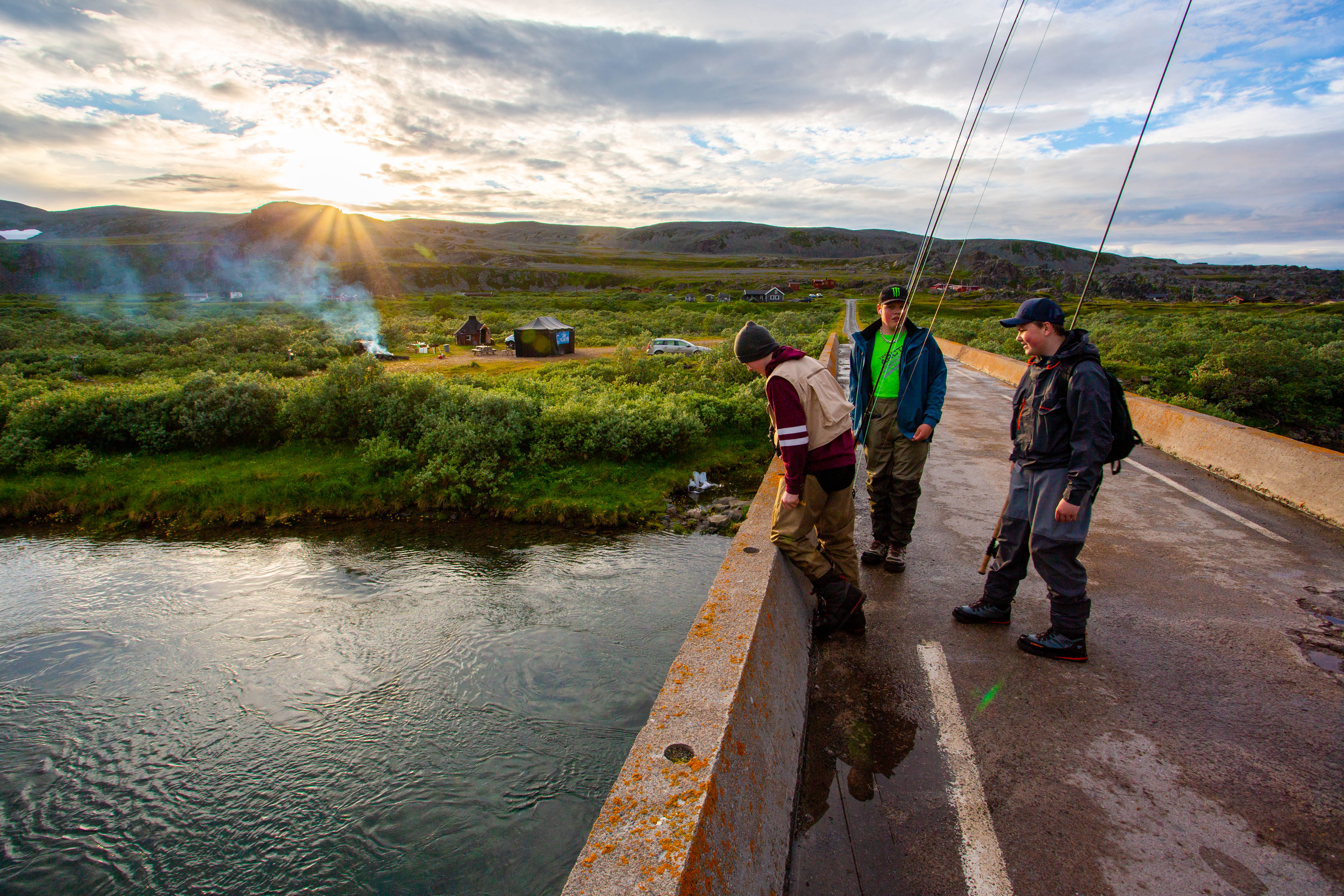 unge fiskere på brua i Sandfjord