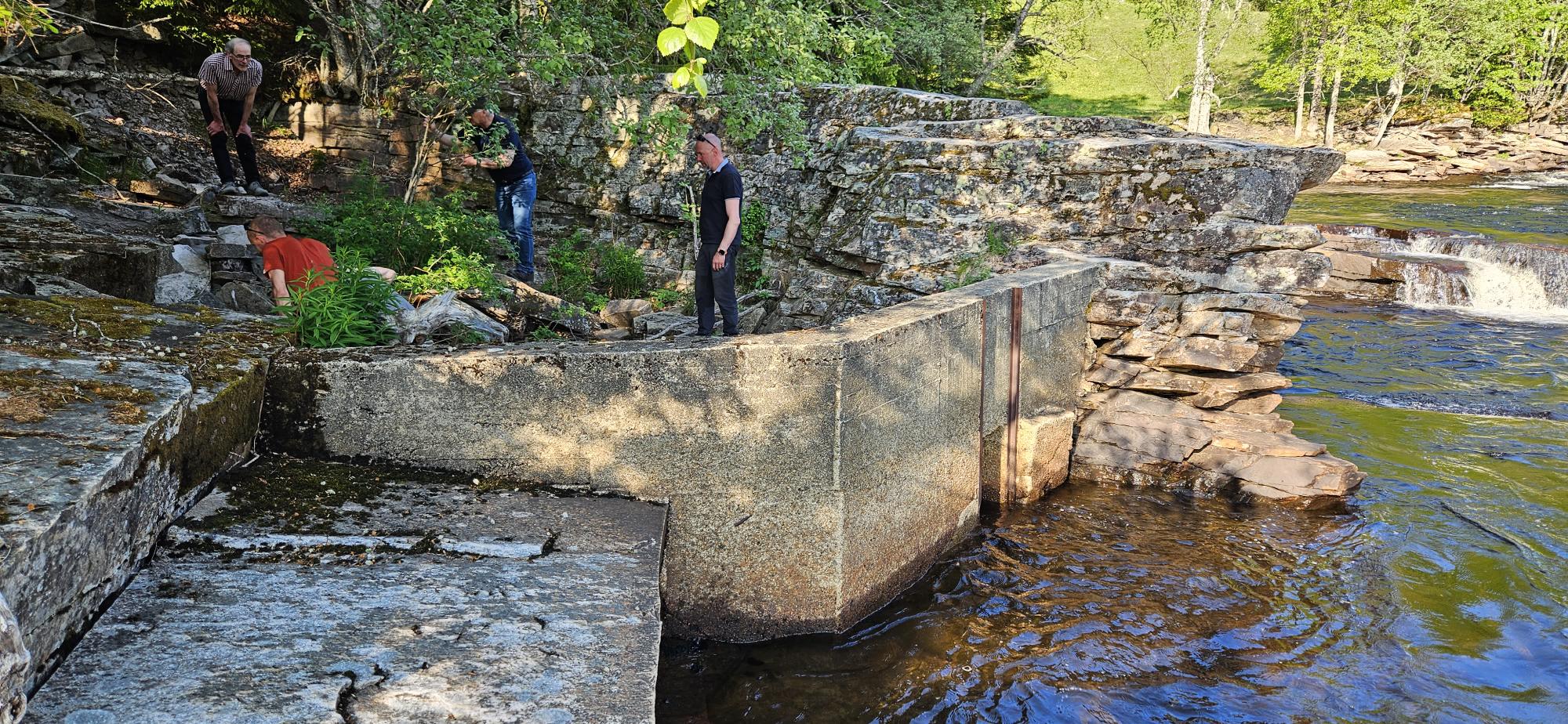 Inntaket til trappa over fossen