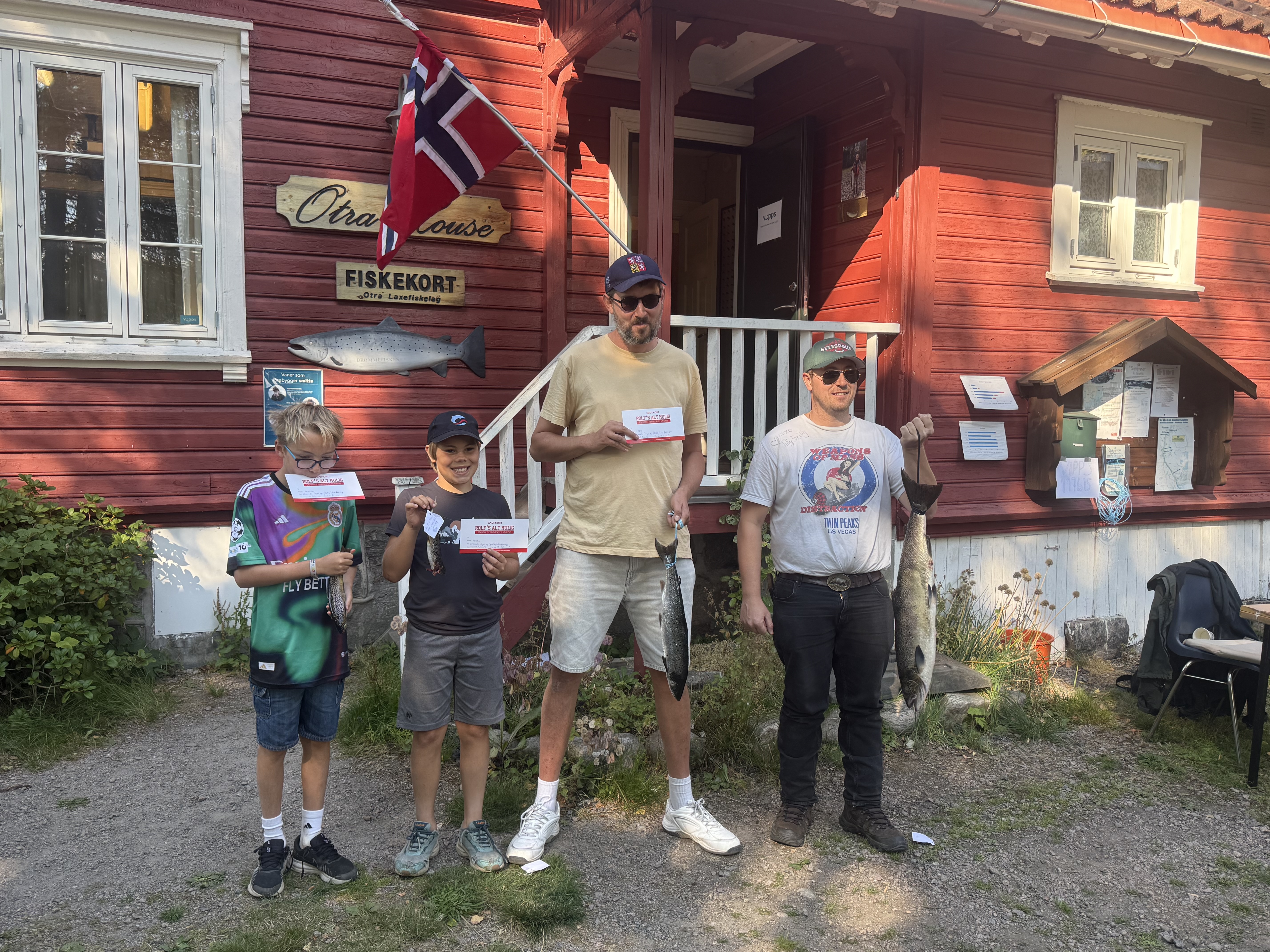 Fra venster mot høyre, to vinnere i juniorklassen, 2. premie i senior, 1. premie i senior