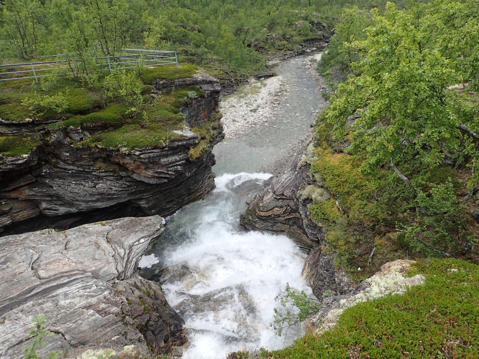 Den 28 meter høye Rovvejohkafossen kaster seg ut i Skibotnelva. Aktuelt tiltak ved revisjon er minstevannføring.