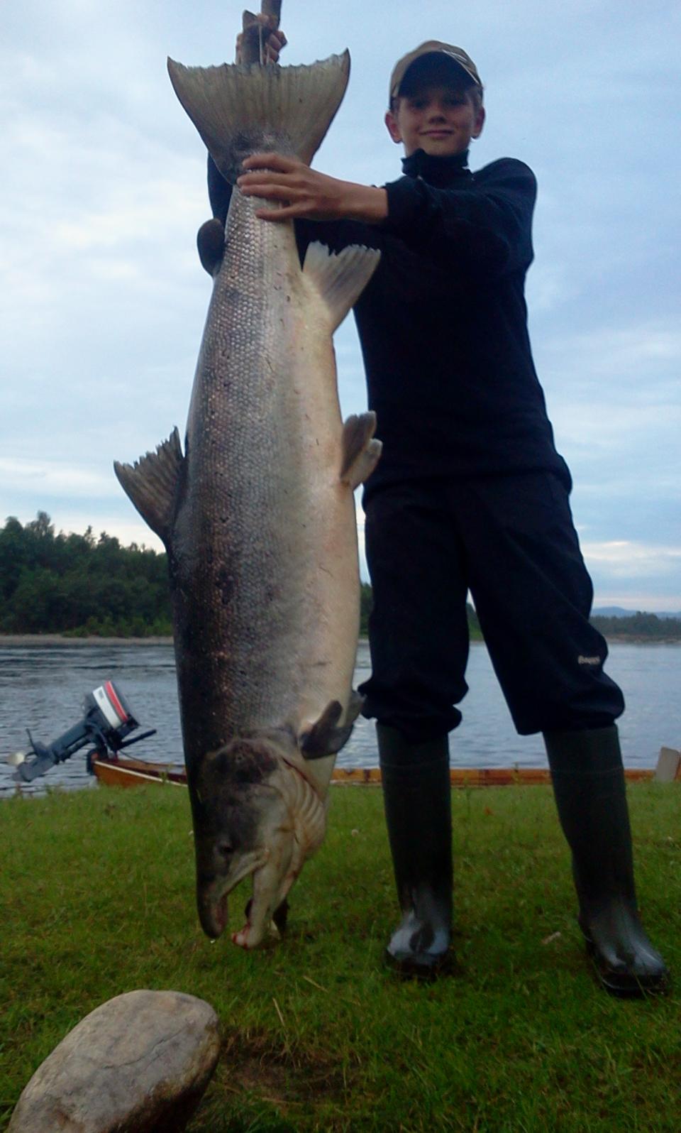 Andreas Haldorsen fikk denne storlaksen på over 24 kilo i Jorra i 2014. Bildet er utlånt av Rune Haldorsen.