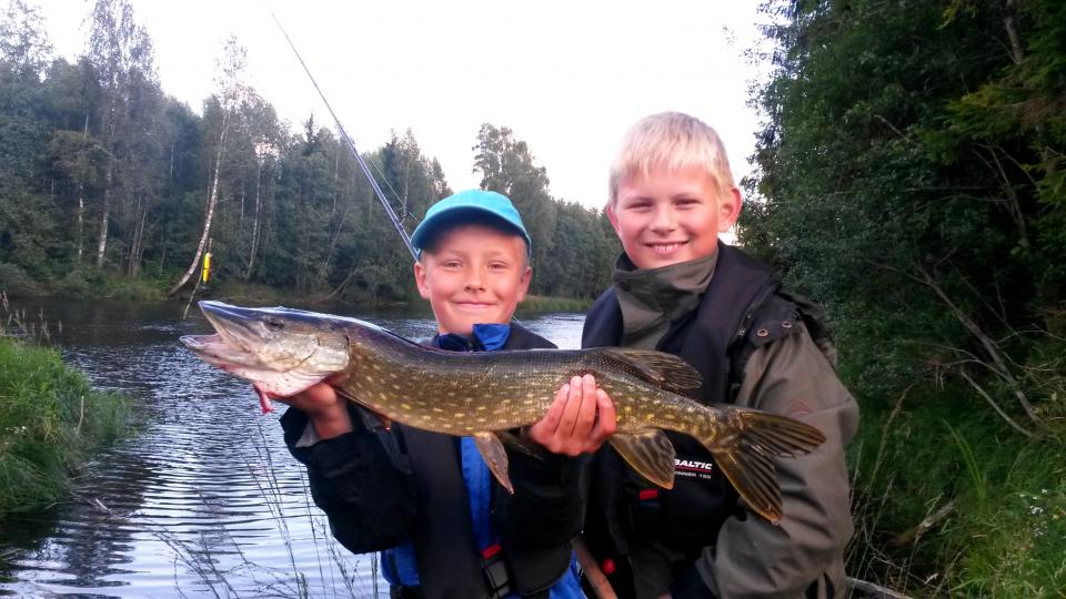 Gjeddefiskeren Simon viser frem fangsten sammen med Eirik