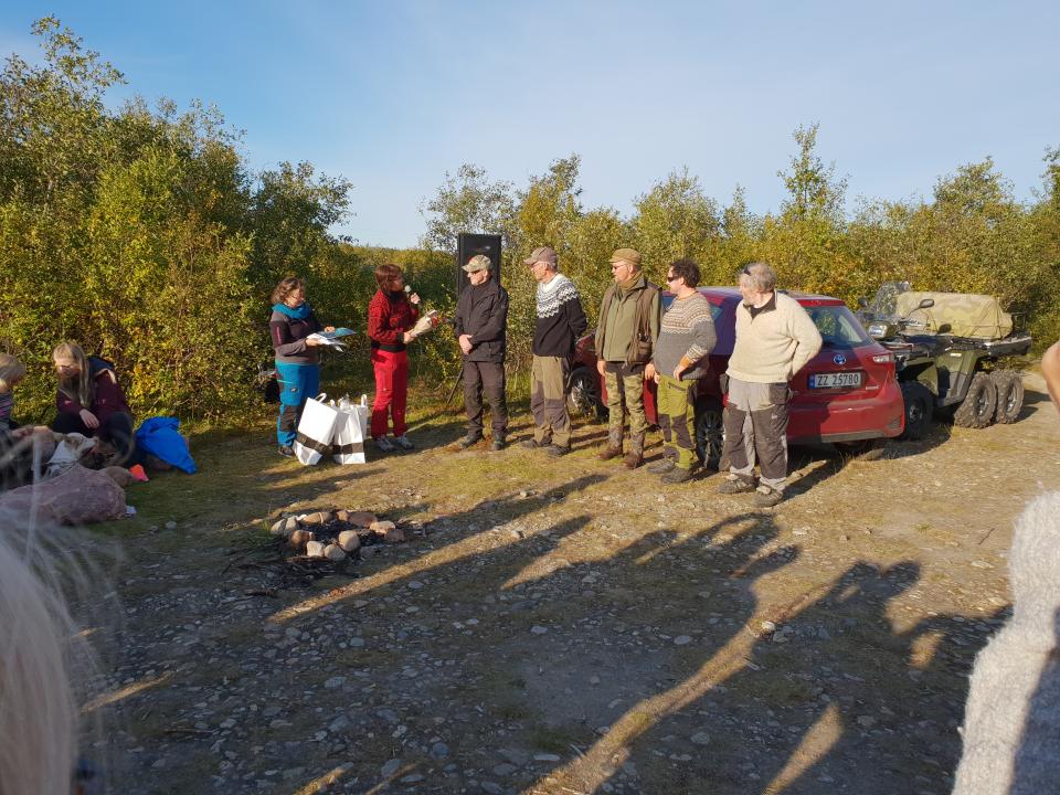 Kursdeltagerne får her kursbevis av Hilde Skanke (daglig leder Kvensk institutt). Fra høyre ser vi Arnfinn Kaaby (Børselv kvenforening), Øyvind Lindbäck (Lakselvdalen), Arne Sorgmunter (Lakselv kvenforening), Dagfinn Lindbäck (Lakselvdalen) og Jouni Laiti (kurslærer).