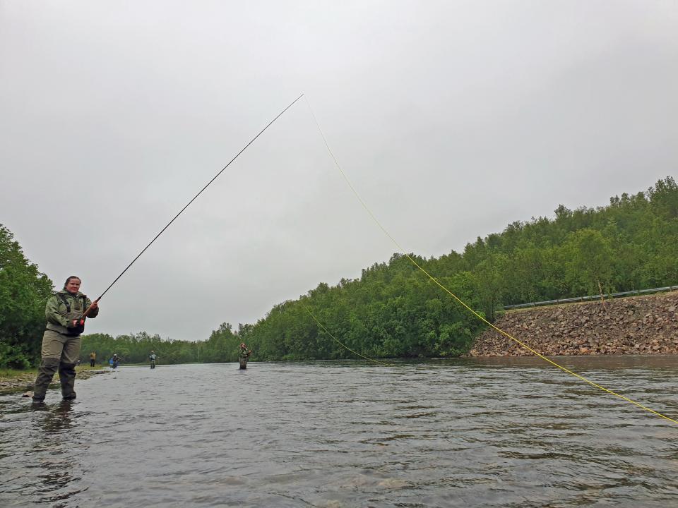 Damenes aften 2019. Tøffe damer trosset surt sommervær til fordel for fluefiske. Foto Egil Liberg