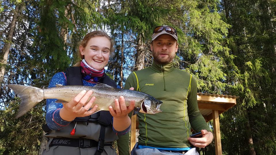 Fin smålaks tatt på campen i Numedalslågen. Foto Steinar Paulsen, NJFF