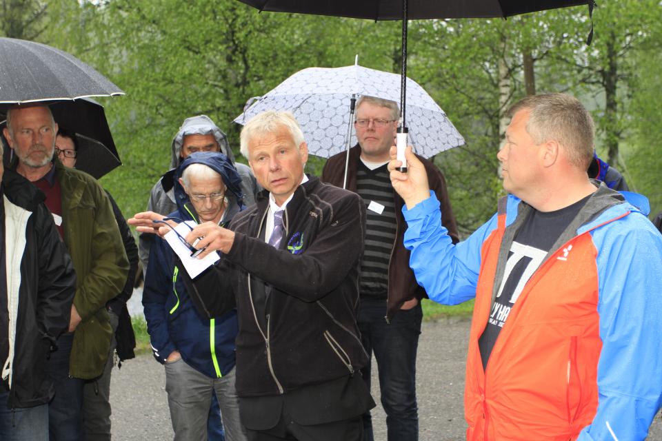 Kjennskap til hverandres elver er viktig. Da gjør det ikke så mye om det regner under besøket. Her er delegater til landsmøtet 2016 på besøk hos Arne Lindsverk på  Brufoss i Numedalslågen.