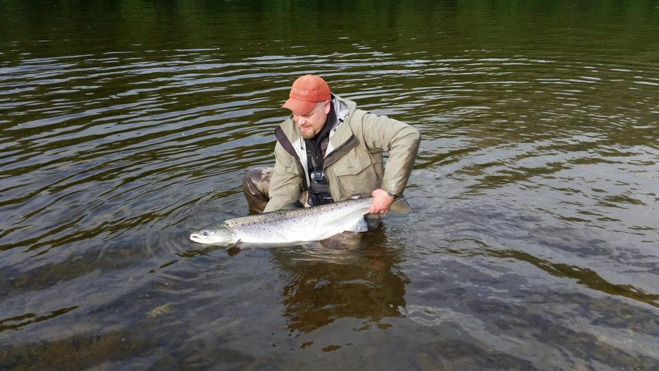 Matti Kärkkäinen har vært en trofast Lakselva-venn i mange år nå, og har hvert år mange bidrag til gjenutsettingskonkurransen. De store premiene har uteblitt, men i år sikret han seg en Islandstur gitt av Bergen Aktiv med dette flotte eksemplaret. En 112 centimeter lang og sølvblank laks tatt 4. august.