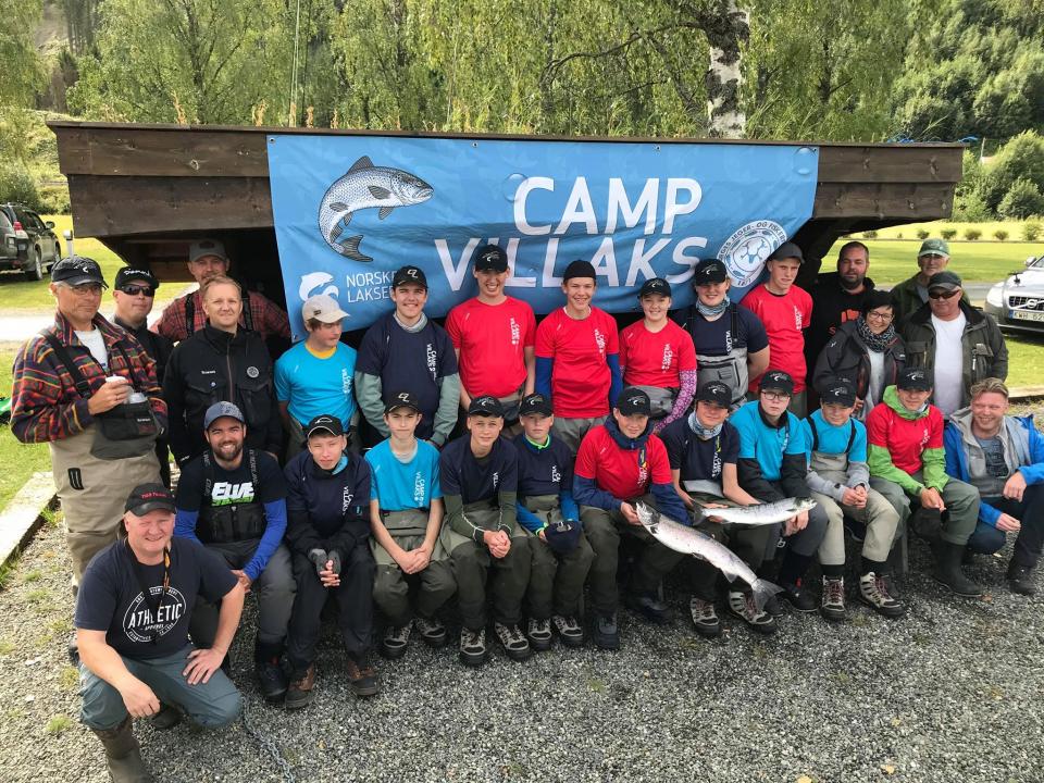 Deltagerne Camp Villaks i Stjørdalselva, med noen av instruktørene.
