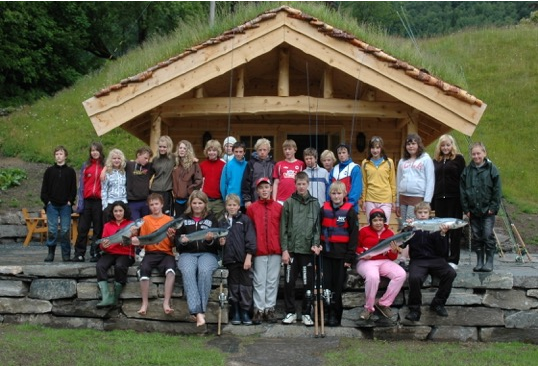 7.klassingene i Gaula på fisketur i Osfossen. Foto: Harald Lervik