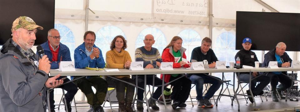 I Holmfoss, Numedalslågen, var politikerseminar og politisk debatt en del av Villaksens Dag. Foto Olav Nordheim