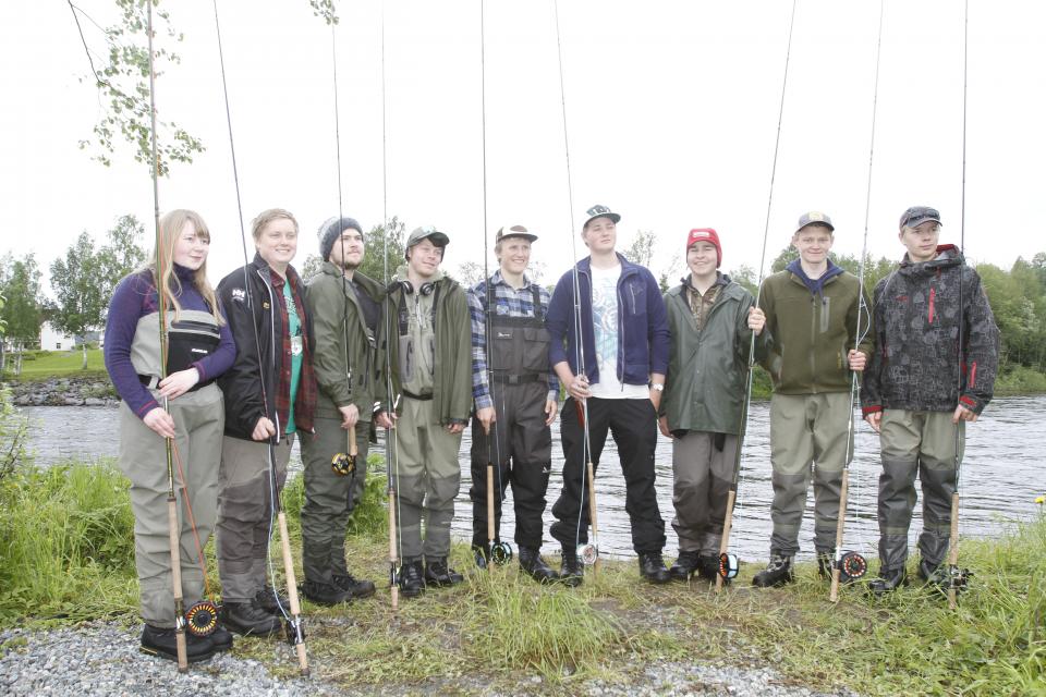 Elver fra første og andreklasse ved Sportsfiskelandslinja på Grong VGS var ivrige instruktører under hele uka i Stjørdal.