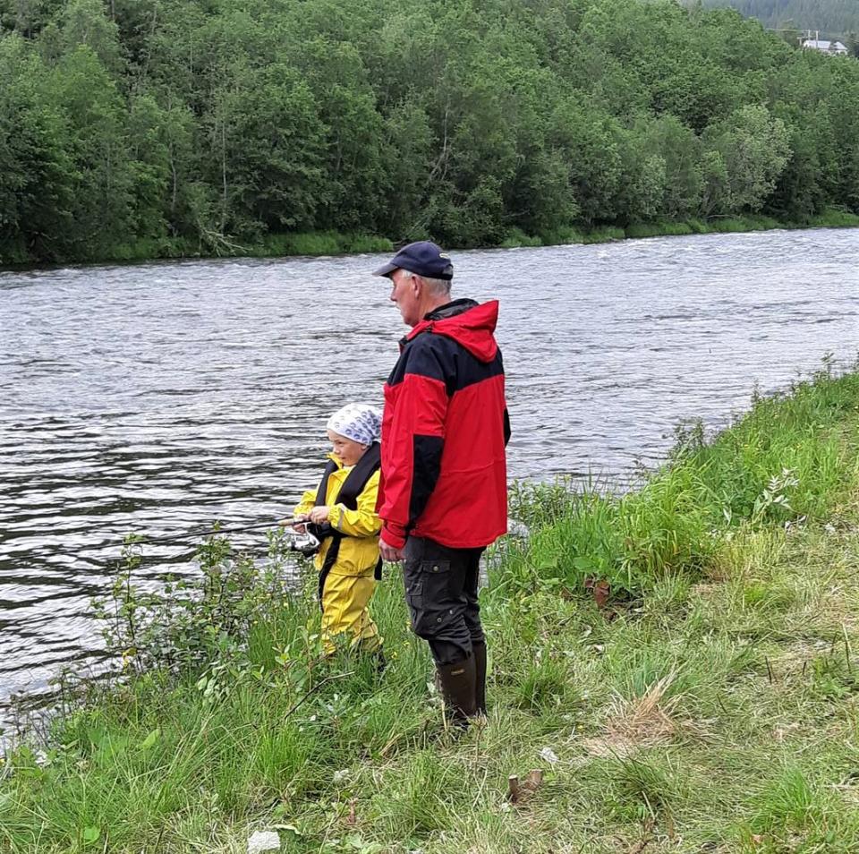 Bestefar må hjelpe til! Foto Eilert Hatten