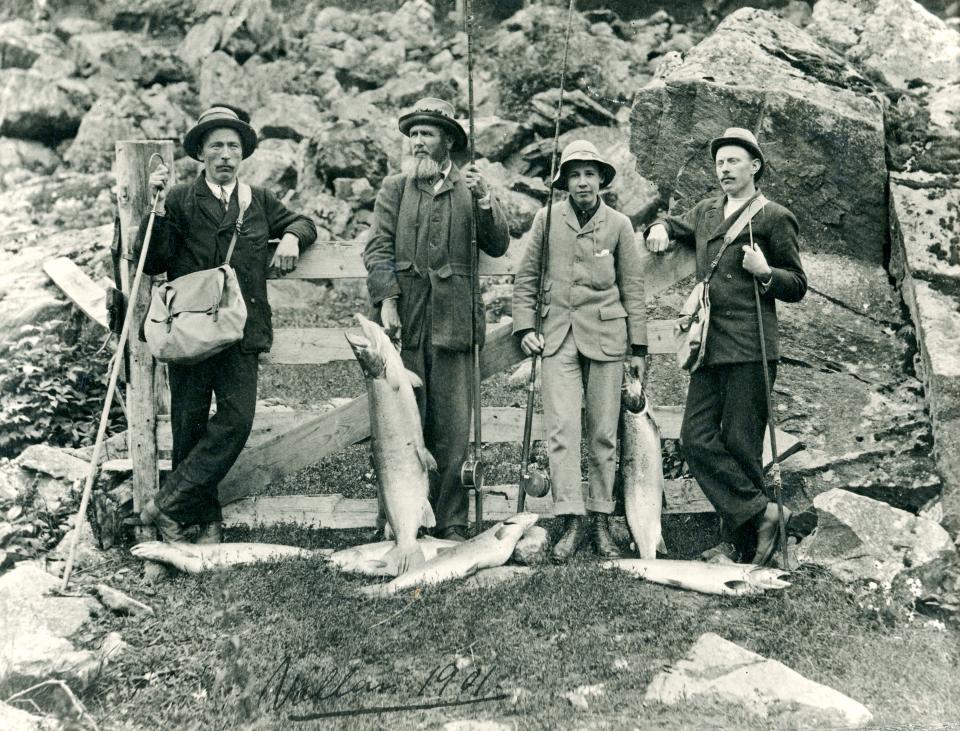 "Vollan 1901, Mr George McCulloch from Australia and his son Andrew” står det bak dette bildet. Far og sønn har fått noen store rugger og er flankert av lokale kleppere i Driva i Øvre Sunndal. McCulloch var en velstående gruveeier, forretningsmann og internasjonalt kjent kunstsamler. Han var hjernen bak Broken Hill Mining Company, som var forløperen til milliardselskapet BHP Billiton i Australia. I 2018 hadde selskapet over 62 000 ansatte.