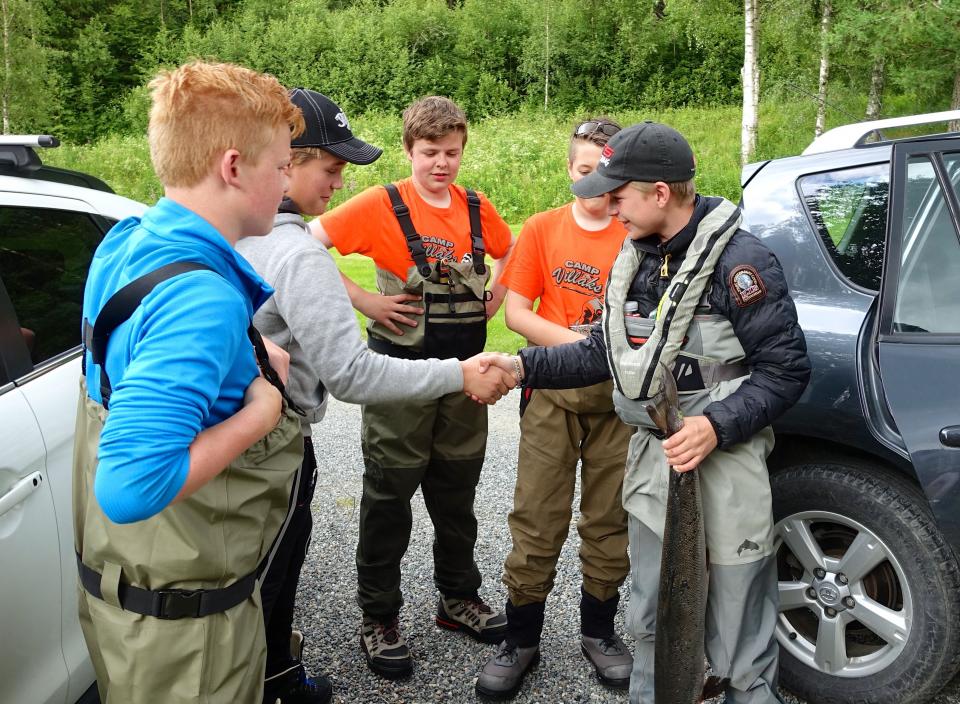 Det er stor stas med fangst! Ekstra godt var det kanskje for denne fiskeren som hadde mistet flere laks kun kort tid før han fikk denne på Camp Villaks i Stjørdalselva.