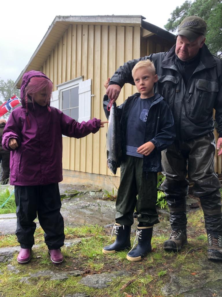 Fangst for den yngste rekrutten! Foto Nils Olav Gjone