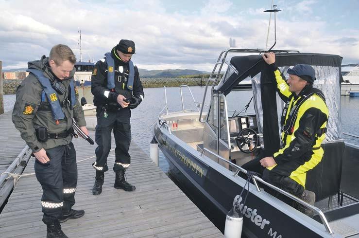 Politiet og Statens naturoppsyn foretar kontroller av båter på Stjørdalsfjorden. Erlend Skutberg fra SNO, politistudent Vegard Fiksdal og miljøkontakt Terje Kalland fra politiet.