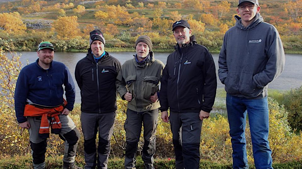 Her er gruppen som monterte de første antennene i prosjektet. Fra venstre: Kyle Meyer, Marius Berg, Roar Nikolaisen, Bengt Finstad og Louis Pustejovsky.