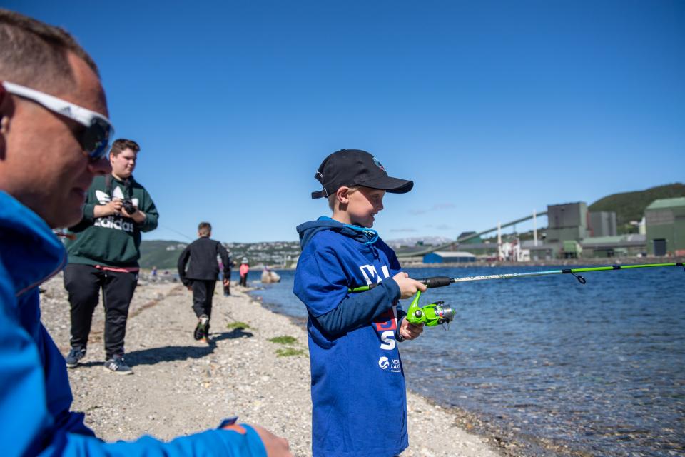 De som ikke hadde med fikk låne fiskeutstyr, og instruksjon ble gitt av den lokale jeger- og fiskerforeningen.
