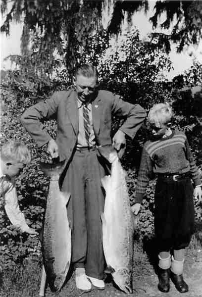 Per Georg Jensen med to ”håndfuler” Otra-lax på 12 kg og 18 kg (1948). Fangsten bivånes av Ole Georg Jensen (t.v.) og Arne Jensen (t.h.)