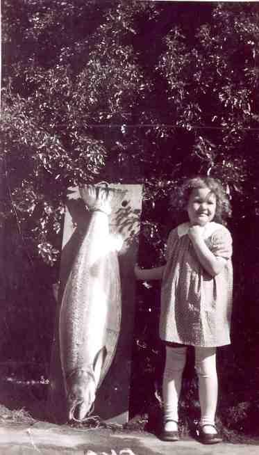 Kirsten Ræder (f. Rasmussen) med storlax på 21 kg. fisket av faren N.C.Rasmussen i 1937. 