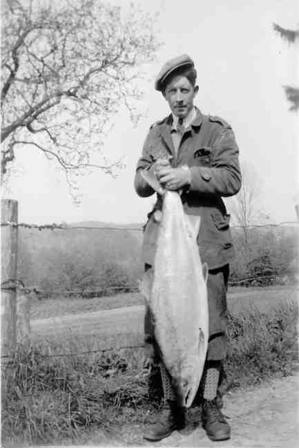 Harald August Tellefsen med et prakteksemplar av ”den gamle Otralaxen.” Lax omkring 20 kg fisket omkring 1930. 