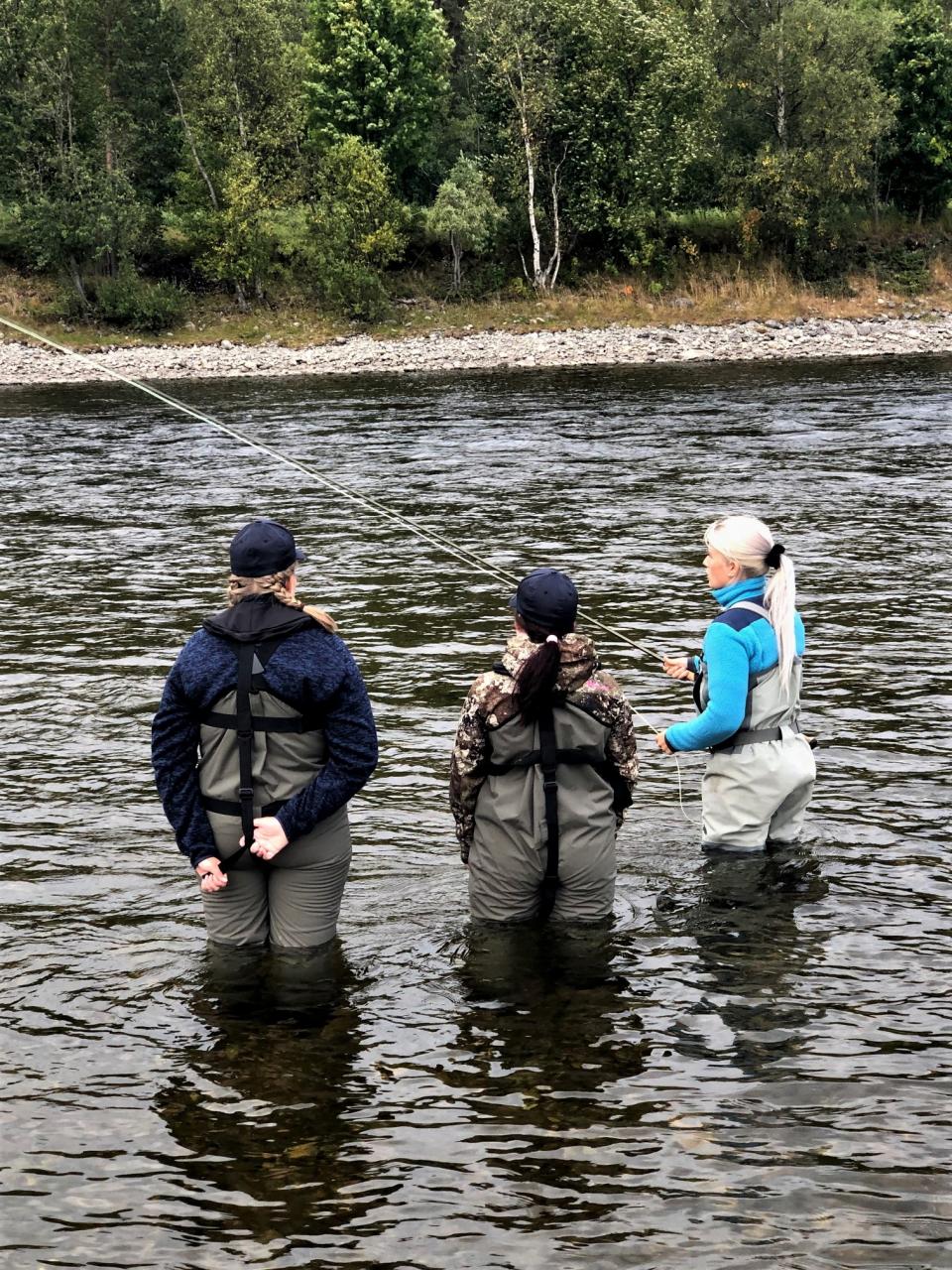 Her får to av deltakerne under campen i Alta instruksjon av Tone. 