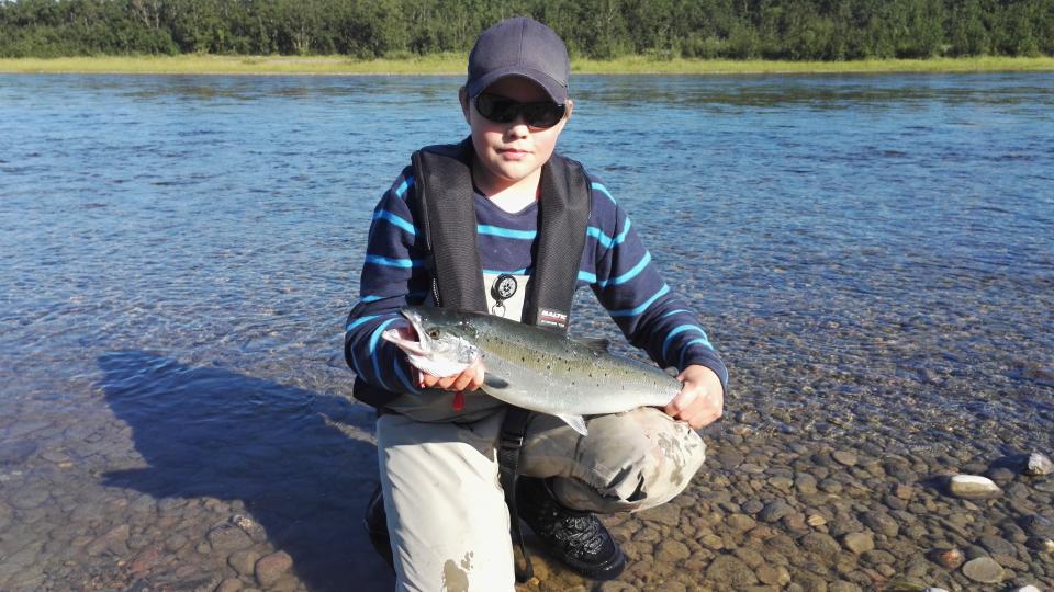 Jon Mathias fikk hull på byllen først, med denne flotte smålaksen på cirka 2 kilo. Dette var den første laksen til Jon Mathias noensinne, så vi gratulerer!