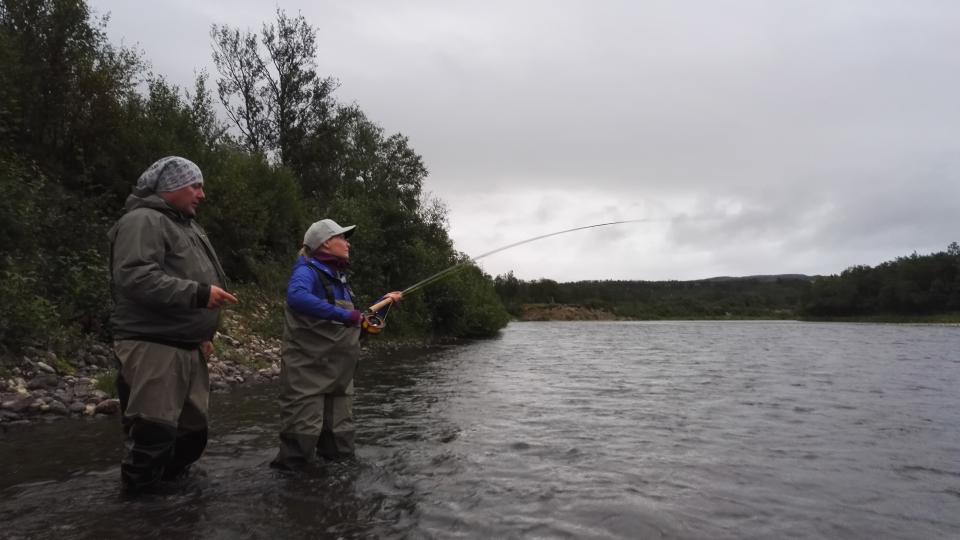 Siri, med egen Simms-cap til og med, får gode instruksjoner av Ken-Ivan som plukker bort noen «uvaner», og kastinga ble bedre og bedre utover kvelden!