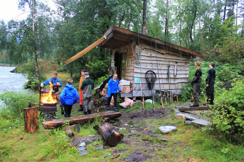 Leirliv langs Valldøla. Fangsten inspiseres. Foto Karl Hoel