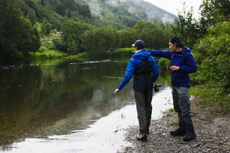 Instruksjon og fiskeopplæring under campen i Surna.