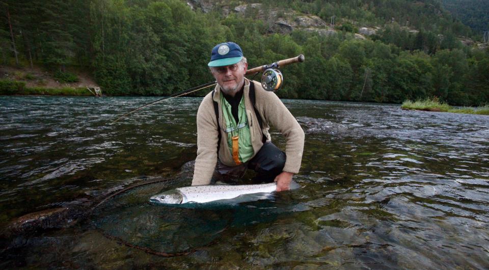 Styreleder i ReddVillaksen, Jens Olav Flekke, med et eksemplar av arten alt dreier seg om - en fantastisk villaks. Gjenutsatt i Årøy. Foto:Scot De Bruyn