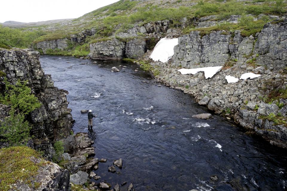 Kongsfjordelva renner gjennom typisk norsk fjellnatur, trass i at avstanden ned til havet ikke er lang. Dette er karakteristisk for mange av elvene i Finnmark.