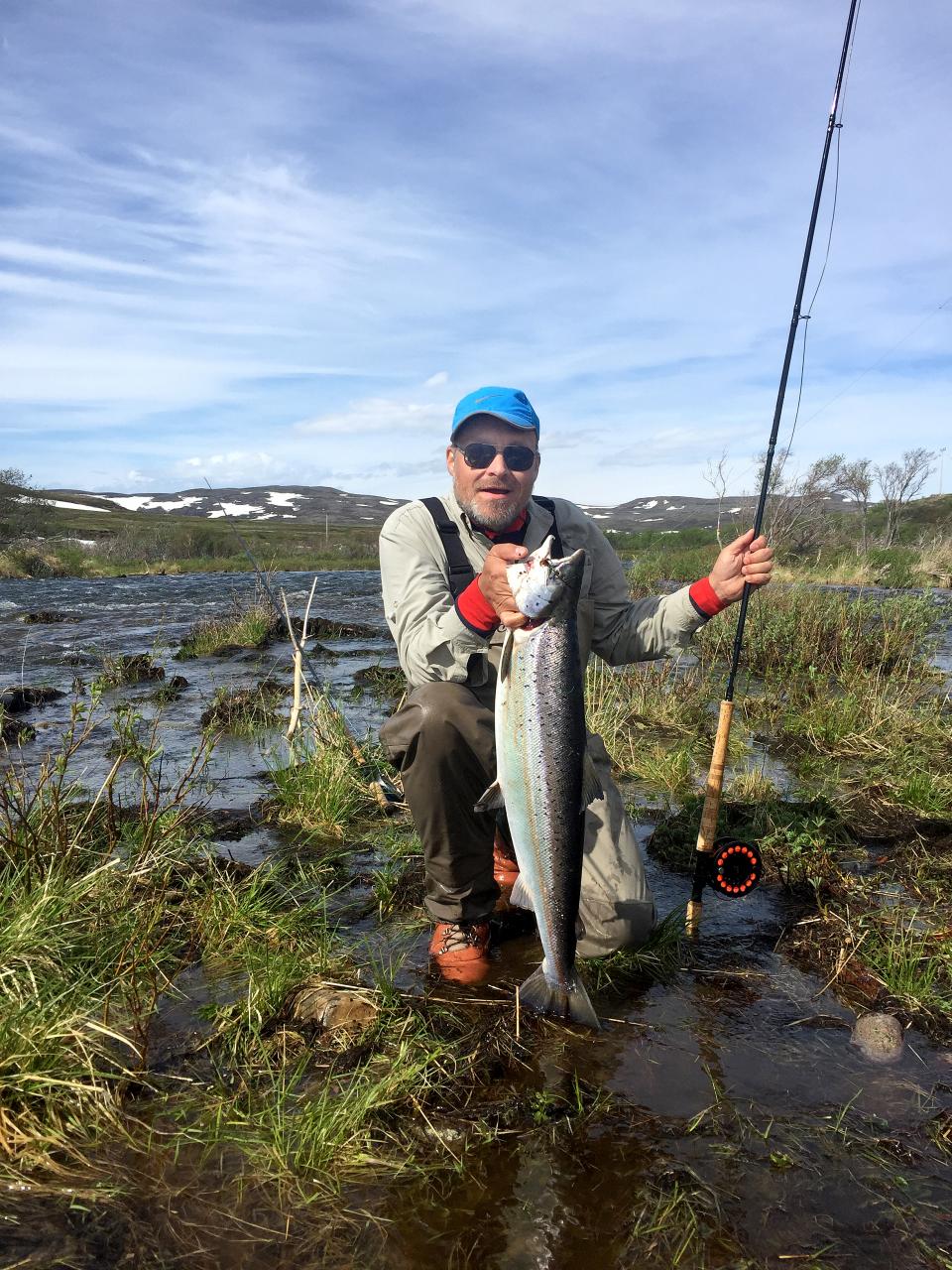 Anders Dybwad med fin mellomlaks fra Kongsfjordelva, tatt på flomstor elv i Sone 1.