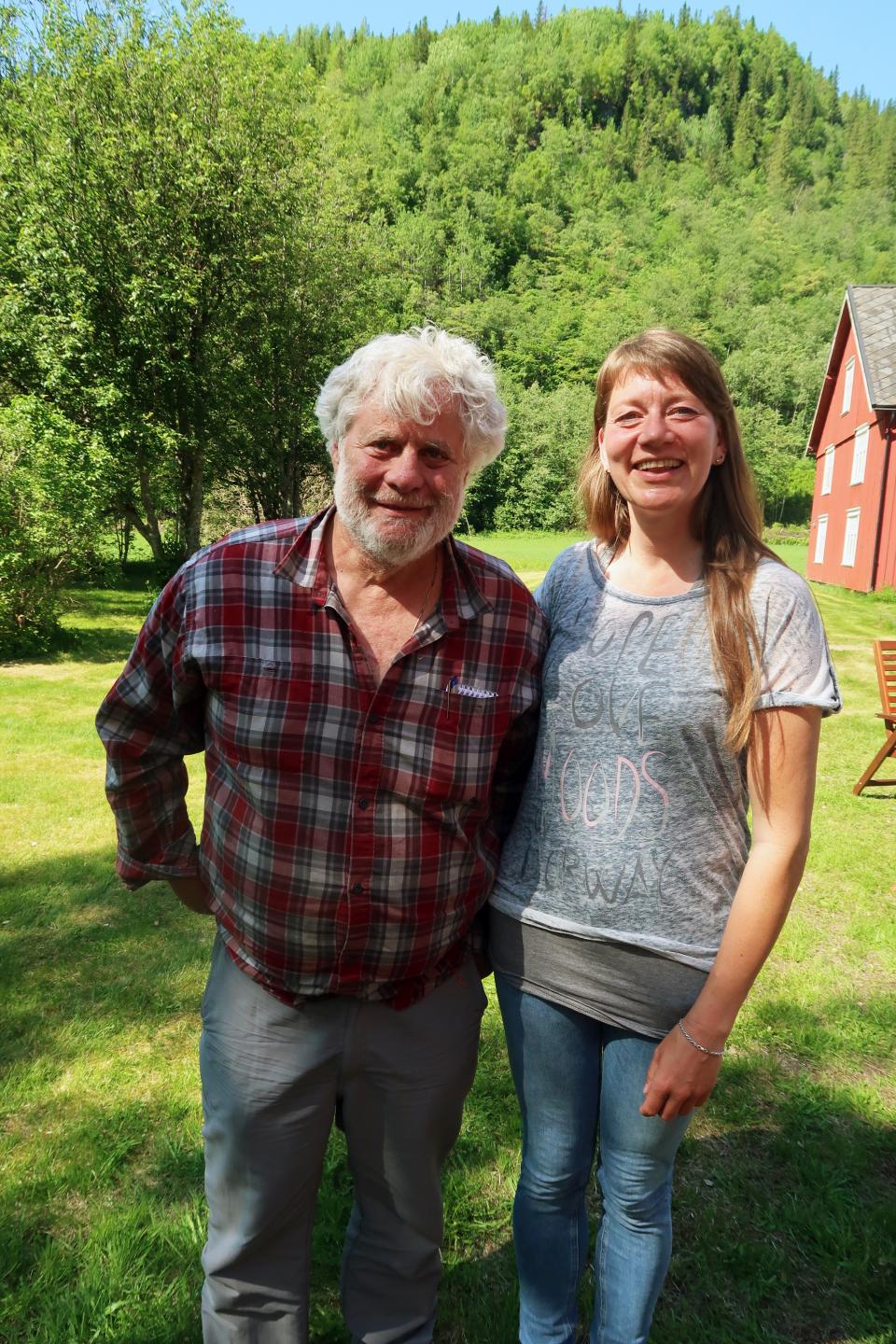 Forfatter Mark Kurlansky og forsker Eva Thorstad fra NINA på Nord-Kringen i Stjørdalselva. Kurlansky fikk dessverre ikke laks på kroken under sitt opphold i Norge.