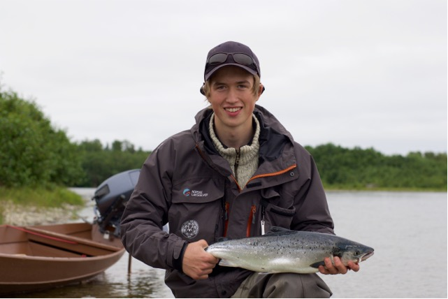 Vår egen ambassadør Martin fikk også laks til slutt – en flott smålaks på cirka 3 kilo!