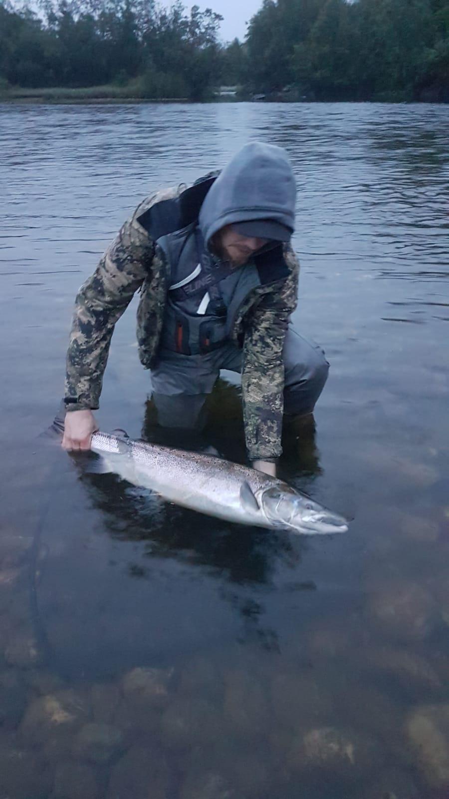 Samuli Määttä med sin vinnerfisk på 94 cm