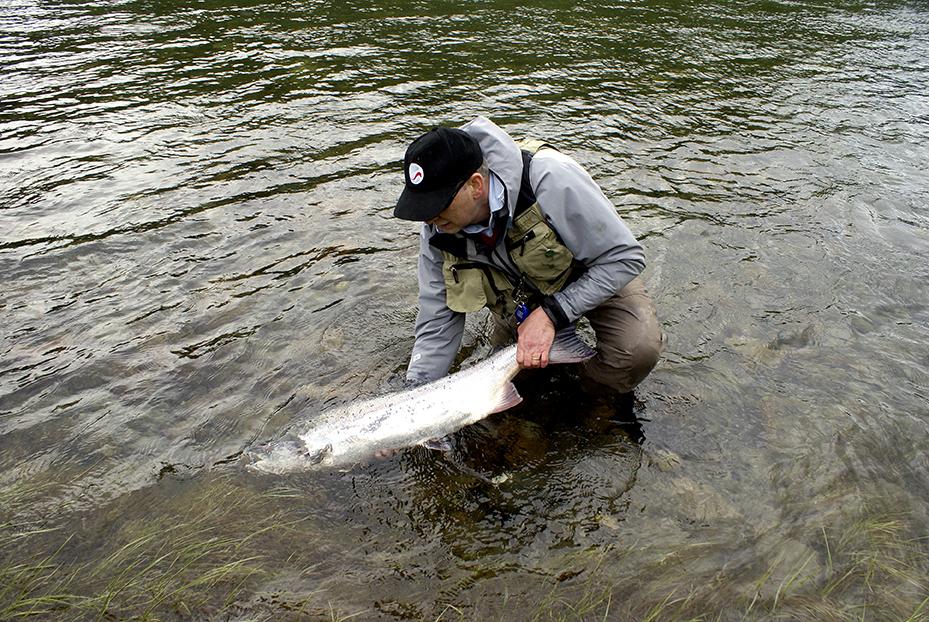 Fast fisk i Målselv. Fisken veide ca 10 kg og ble gjennutsatt.