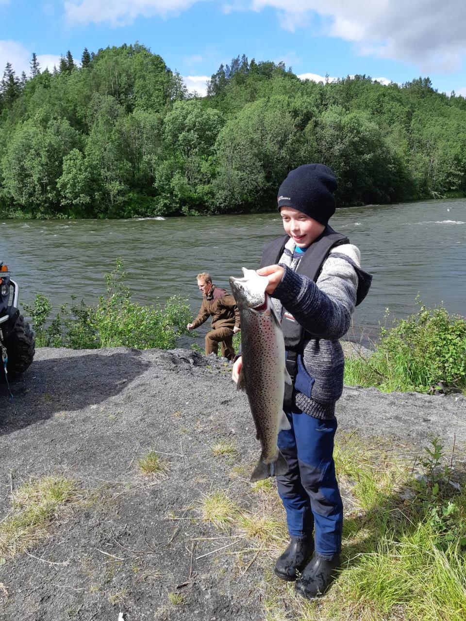 Marius Theodor Forfang med sjøørret på 2,5 kg som ga fiskestang med snelle i premie i konkurransen om største deltakerfisk. Foto Eilert Hatten