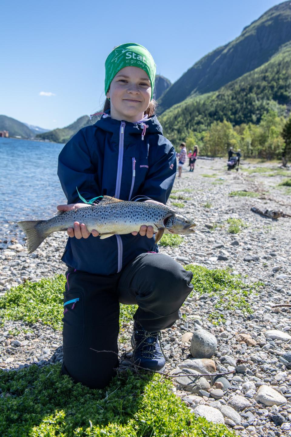 Marte Eidet Eggen (13 år) med en flott sjøørret.