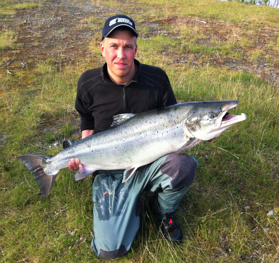 Andreas Johansen med laks på 19 kg fisket på Gammelplassen i 2011 - foto: Trond Ivar Johansen