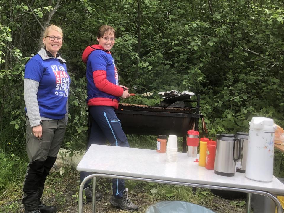 Lillian Myrnes, Tone Veseth og flere gode hjelpere fra Fusta IL sørget for grillmat til alle.