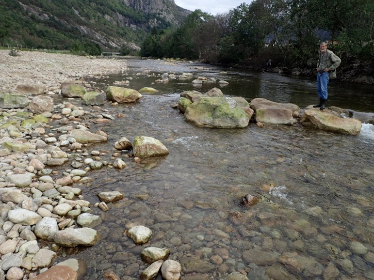 Steingrupper av stor stein og blokker utlagt i Frafjordelva, Foto: NORSE