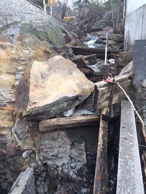 Bildet viser skadene på laksetrappa ved Boenfoss. Det var mye stein og skader på konstruksjonen.