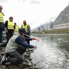 Anne Luise Ribeiro (NIVA) demonstrerer vannprøvetaking(....) Foto Anders Gjørwad Hagen_NIVA.jpg
