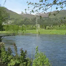 Flata foran Skipenesbrua ein vårdag