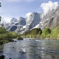 Rauma elv med Trollveggen i bakgrunnen