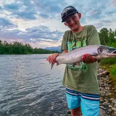 Fornøyd fisker med laks i Målselv