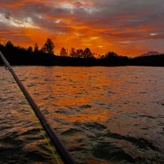 Solnedgang og fiskestang