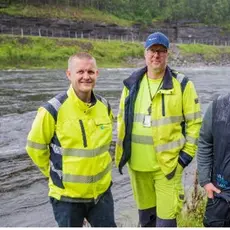 Tore Bjørnå-Håvik, Øyvind Furuheim i Statkraft og laksefisker  William Rydland er fornøyde med det nye signalanlegget. Foto: Benedicte Steinbakk