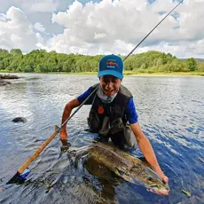 Gabriel tok den største laksen på Camp Villaks i Numedalslågen i 2019. Den veide omlag 11 kg og ble gjenutsatt. Foto Steinar Paulsen